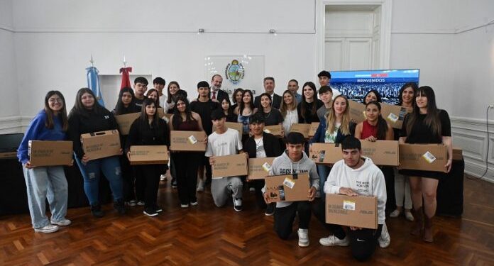 La Embajada de Turquía en Argentina donó 30 notebooks a escuelas de Bahía Blanca  El intendente Federico Susbielles encabezó esta mañana el acto de entrega de 30 computadoras portátiles donadas por la Embajada de Turquía en la República Argentina, las cuales serán destinadas a seis escuelas secundarias de nuestra ciudad.