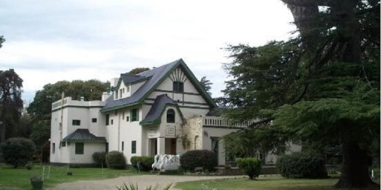 VILLA VENTANA: Murió el encargado del Hotel de Villa Arcadia que había sufrido graves quemaduras tras una explosión La comunidad de la localidad serrana atraviesa horas de profunda conmoción tras confirmarse la muerte de Nicolás Alberto Ruíz, de 40 años, encargado del Hotel Pillahuincó, quien falleció esta madrugada como consecuencia de las severas quemaduras sufridas días atrás en una explosión ocurrida en un anexo del establecimiento.