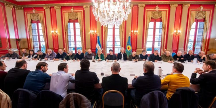 Cómo se reparte el fondo de $350.000 millones para los intendentes Tras la sanción del endeudamiento de Kicillof, conocé la composición del monto que recibirán los intendentes en el fondo municipal.