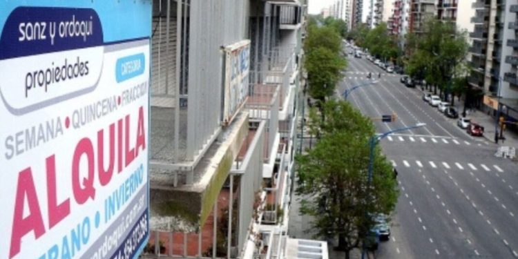 Crece el endeudamiento para pagar el alquiler en el AMBA Una encuesta reveló que casi el 50% de las familias inquilinas del AMBA acudió al endeudamiento para cubrir el costo del alquiler y los servicios básicos.