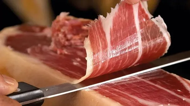 SENASA suspendió la importación de chorizos y un jamón de España por una enfermedad tóxica El Senasa advirtió que se detectó Peste Porcina Africana en jabalíes de España. Los jamones y salames pueden vehiculizar el virus que, aunque no afecta a humanos, tiene alta mortalidad en los cerdos.