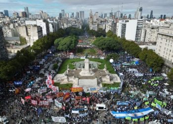 La CGT y una decena de gremios salen a la calle con una masiva marcha contra la reforma laboral