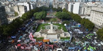 La CGT y una decena de gremios salen a la calle con una masiva marcha contra la reforma laboral