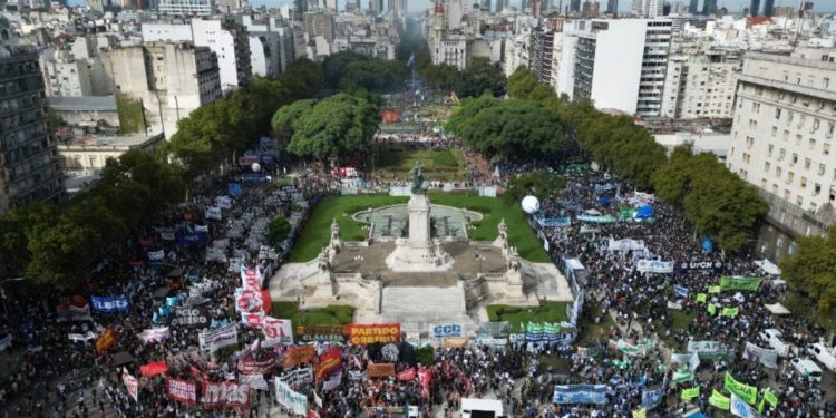 La CGT y una decena de gremios salen a la calle con una masiva marcha contra la reforma laboral La CGT sale a la calle con una masiva marcha contra la reforma laboral, que comenzará a ser debatida este jueves en la Cámara de Senadores.