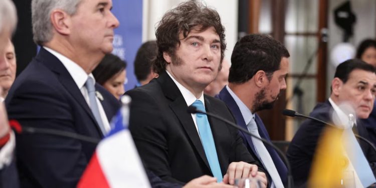 Con críticas al Mercosur, Milei pidió una mayor flexibilización y avanzar en el acuerdo con la Unión Europea  En su discurso en la cumbre del Mercosur, el presidente Javier Milei pidió avanzar en una reducción de aranceles y ratificar el acuerdo comercial con la Unión Europea.