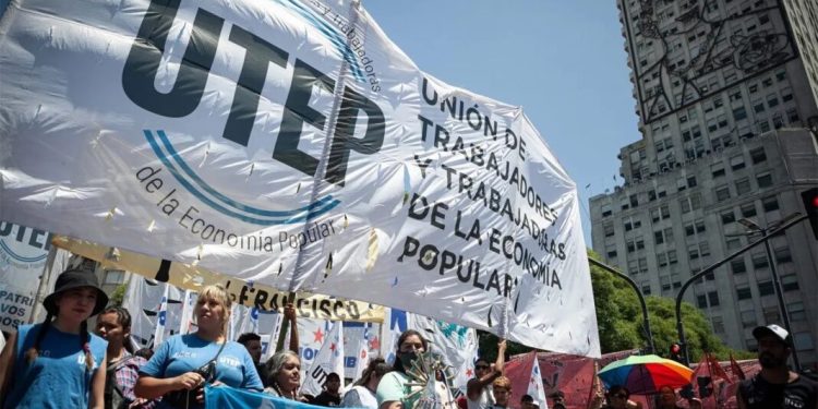 Movimientos sociales se suman a la marcha de la CGT y las CTA contra la reforma laboral Los movimientos sociales nucleados en la UTEP confirmaron su participación en la marcha contra la reforma laboral convocada por la CGT y las dos CTA.