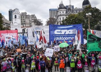 Las dos CTA en estado de alerta por la reforma laboral: “Ataca derechos fundamentales” Las dos CTA se declararon en "estado de movilización permanente" por la reforma laboral y convocan una mega movilización a Plaza de Mayo.