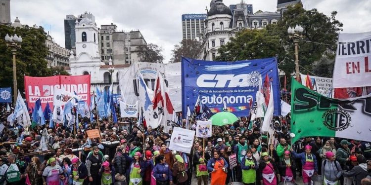 Las dos CTA en estado de alerta por la reforma laboral: “Ataca derechos fundamentales” Las dos CTA se declararon en "estado de movilización permanente" por la reforma laboral y convocan una mega movilización a Plaza de Mayo.