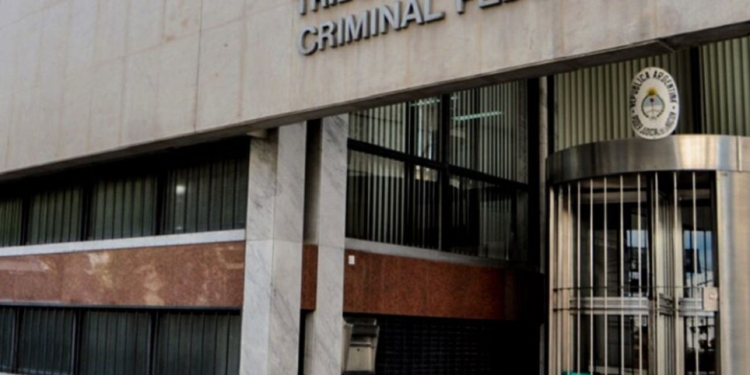 BAHIA BLANCA: Un abogado y dos hermanos fueron condenados a prisión por explotación sexual Tres mujeres incluidas dos transgénero y una menor de edad, fueron víctimas de explotación sexual durante 2022 y 2023. Una de las víctimas relató que fue sometida durante 15 horas por un hombre