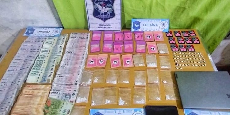 BAHIA BLANCA: Dos personas fueron aprehendidas con droga y una importante cantidad de dinero En el marco de un operativo policial de rutina que se llevó a cabo en la Avenida Colón y Catamarca de Bahía Blanca, se produjo la aprehensión de dos personas que tenían en su poder cocaína, éxtasis, “tusi” y una importante cantidad de dinero en efectivo.