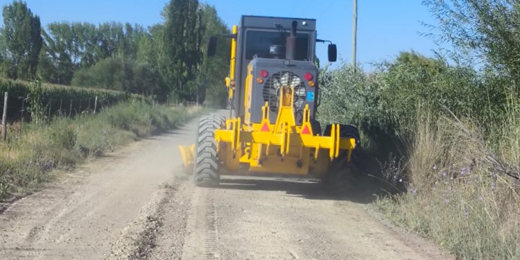 CHOELE CHOEL: Avanza el mantenimiento vial en las chacras La Municipalidad de Choele Choel puso en marcha un nuevo operativo de mantenimiento vial en las chacras y sectores rurales de la ciudad, con trabajos que buscan garantizar la transitabilidad y acompañar la actividad productiva durante todo el año.