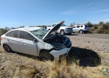 Incidente vial en el kilómetro 1036 de la ruta 22 en cercanías de Chimpay  Dos personas resultaron con lesiones leves tras protagonizar un despiste seguido de vuelco.