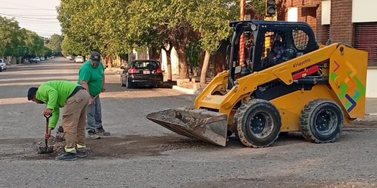 CHOELE CHOEL: Tras el temporal el Municipio despliega un operativo integral de reparación y limpieza en toda la ciudad Luego de la intensa lluvia registrada en Choele y la región, el Municipio activó un operativo integral para reparar calles, ordenar el espacio público y restablecer la normal circulación en los sectores más afectados por el temporal