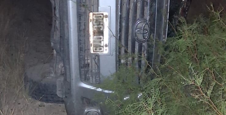 CHOELE CHOEL: Durante la noche del miercoles 28 de enero, pasadas las 21 horas, personal policial de la comisaría 8va intervino ante un vuelco vehicular ocurrido en calle Camino a la Estación, en dirección al sector conocido como el basurero. Al arribar al lugar, los efectivos constataron que se trataba de una camioneta Toyota Hilux que había volcado y quedado de costado sobre la calzada.