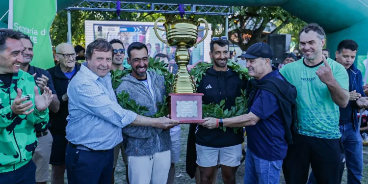 Weretilneck celebró los 50 años de historia de la Regata del río Negro  Viedma fue protagonista de una jornada emotiva con el cierre de la 50° edición de la Regata Internacional del río Negro, una competencia que no solo desafía al tiempo y al esfuerzo físico, sino que también narra, desde hace medio siglo, la historia viva de la provincia a través de su río.