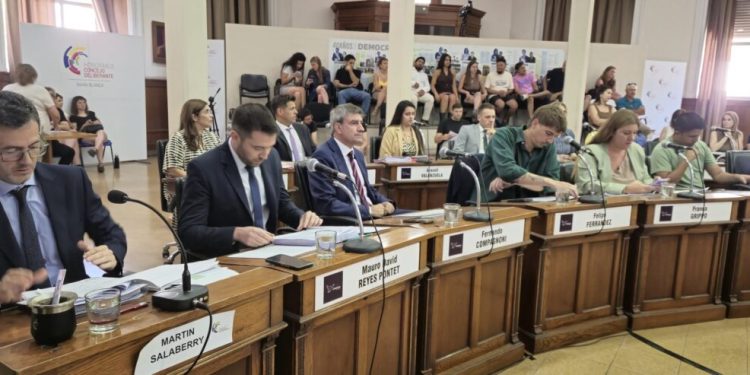 BAHIA BLANCA: : Proponen que las sesiones del Concejo Deliberante tengan lugar en iglesias  La titular del Concejo Deliberante de Bahía Blanca, Gisela Caputo, propuso sumar una nueva sesión por mes y que la misma se realice en barrios del municipio.