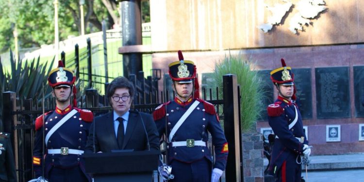 El CECIM denunció a Milei por declarar que recuperará las Malvinas “cuando los isleños así lo deseen”  El Centro de Ex Combatientes Islas Malvinas La Plata (CECIM) denunció penalmente a Javier Milei por sus dichos sobre los isleños.