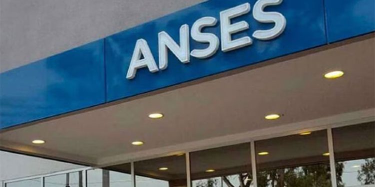 ANSES: El gobierno de Javier Milei confirma aumento de 2,85% para jubilados y pensionados en febrero «La mínima sigue por debajo de la línea de pobreza»  El ajuste se calcula en base a la inflación de diciembre y alcanza a todas las prestaciones del sistema nacional. El haber mínimo sube a $359.254,35