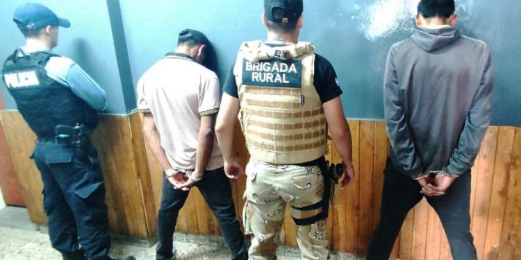 LAMARQUE: Detienen a dos hombres por hurto en flagrancia  Dos hombres fueron detenidos este sábado por la tarde en Lamarque, luego de ser sorprendidos robando fruta de una chacra local. El hecho ocurrió en las inmediaciones de una empresa ubicada sobre la Ruta Nacional Nº 250, donde personal de la Brigada Rural interceptó a los sospechosos con dos bolsos llenos de duraznos y pelones maduros.