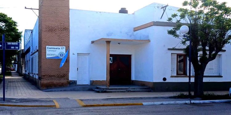 LAMARQUE: Detenido por agredir a su ex pareja y dañar vehículo  Un hombre fue detenido la noche del sábado tras un incidente de violencia doméstica ocurrido en la intersección de las calles San Martín y Dr. Molina, de Lamarque. El llamado de alerta informó sobre una discusión de pareja que rápidamente se tornó violenta.