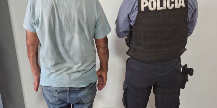 CHOELE CHOEL: Un hombre detenido por violar medidas cautelares  Un hombre de 69 años fue detenido este sábado por la noche en Choele Choel, acusado de desobedecer una orden judicial que le prohibía acercarse a su ex pareja. El incidente ocurrió cuando la mujer alertó a la policía sobre la presencia del hombre frente a su vivienda, violando las medidas cautelares que habían sido dictadas para su protección.