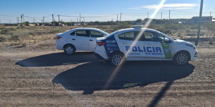 CHOELE CHOEL: Recuperaron en Choele Choel un vehículo robado en La Pampa Un vehículo robado en la localidad de La Adela, provincia de La Pampa, fue recuperado este domingo por la tarde por personal de la Comisaría 8° de Choele Choel. En el mismo procedimiento, también se logró recuperar un parlante vinculado al hecho delictivo.