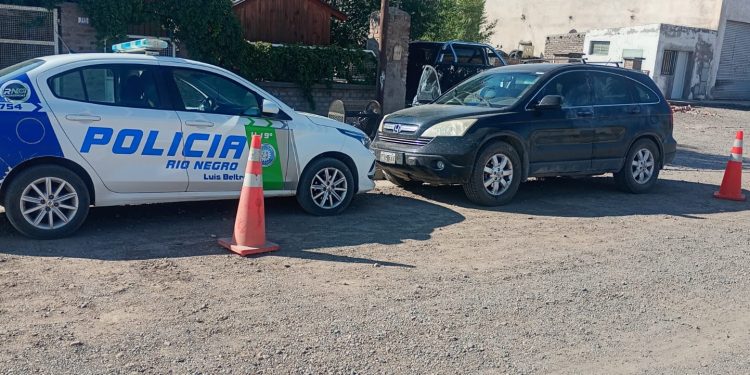 CHOELE CHOEL: Policía recupera vehículo robado en la vía pública de Choele Choel Un vehículo que había sido sustraído en la vía pública de Choele Choel fue recuperado horas después gracias a un operativo policial realizado por personal de la Comisaría 19º, en el marco de una rápida intervención tras la denuncia.