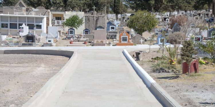 CHOELE CHOEL: Choele avanza en la puesta en valor del Cementerio Municipal con obras de ampliación y mejoras integrales  La Municipalidad de Choele Choel continúa desarrollando un plan sostenido de obras en el Cementerio Municipal, un espacio de profundo valor social y espiritual para la comunidad, donde la gestión viene llevando adelante mejoras estructurales que apuntan a garantizar condiciones dignas, ordenadas y accesibles para los vecinos.