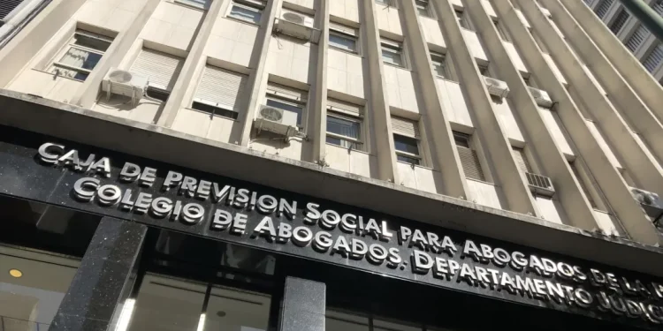 La Justicia rechaza los amparos de los abogados, que quieren voltear una ley y recuperar una caja millonaria  El juez Federico Martínez resolvió no habilitar la feria judicial para tratar una cautelar impulsada por la Caja de Abogados. Piden la inconstitucionaldiad de la ley que reduce la sobretasa de Justicia.