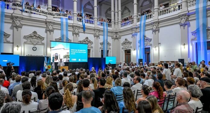 “El Hospital Municipal no va a ser la variable de ajuste”  Lo aseguró el intendente Federico Susbielles, en el marco del acto celebrado esta tarde, en el hall central del Palacio Municipal y ante un auditorio colmado por más de 300 personas, donde el Dr. Gustavo Carestía realizó la presentación del Informe de gestión 2025 del Hospital Municipal.