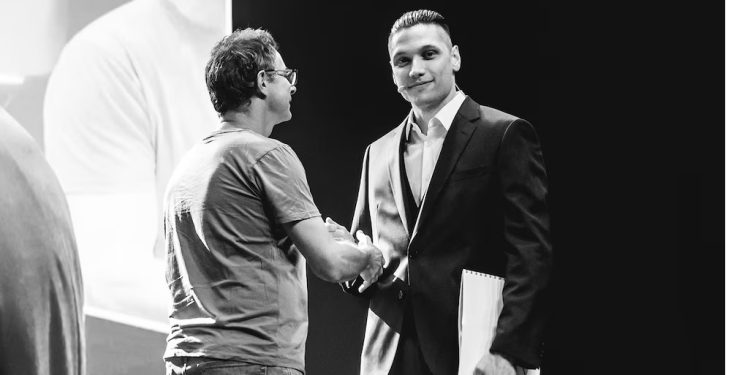 Magia con sello propio: Sierra de la Ventana celebra el Día del Mago de la mano de Agustín Canolik Cada 31 de enero se conmemora el arte del ilusionismo en honor a San Juan Bosco. En esta edición, la fecha cobra especial relevancia para la Comarca tras el ascenso meteórico del mentalista serrano que hoy triunfa en Buenos Aires.