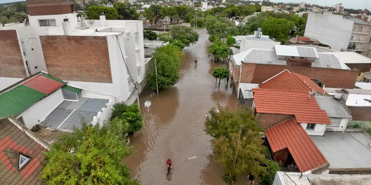 Propusieron declarar Personalidad Destacada post mortem a Rubén Zalazar por su heroísmo en Bahía Blanca Lo hizo la senadora Nerina Neumann Losada del Bloque UCR, a través de un proyecto de Ley. Se trata del chofer de una empresa de correos que perdió la vida tratando de salvar a las niñas Delfina y Pilar Hecker de la trágica inundación. “A pesar de que la agenda pública suele desviarse hacia otros temas con el paso del tiempo, este proyecto busca asegurar que la memoria de quienes demostraron un sacrificio supremo permanezca vigente en la historia de la Provincia, es un deber del Poder Legislativo actuar en consecuencia ante acciones de tal nobleza”, fundamentó la legisladora.