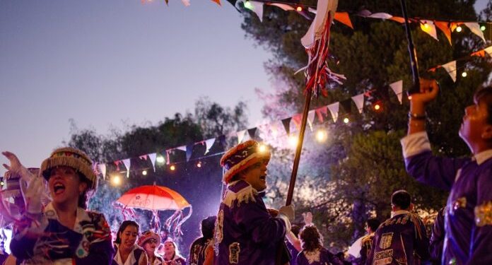 BAHIA BLANCA: La magia del Carnaval vuelve a Bahía con 18 encuentros por toda la ciudad  Este fin de semana comienza el circuito carnavalero 2026, con el apoyo y acompañamiento del Puerto de Bahía Blanca y organizado junto a la Asociación de Murgas.