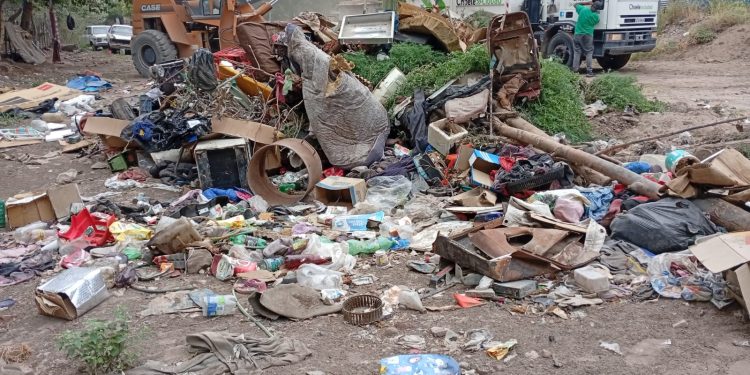 CHOELE CHOEL: En menos de 40 días volvieron a aparecer microbasurales en el barrio Maldonado y el Municipio reclama mayor compromiso vecinal La Municipalidad de Choele Choel volvió a manifestar su preocupación por la reaparición de microbasurales en el barrio Maldonado, a menos de 40 días de haberse realizado un operativo de limpieza intensiva en ese sector de la ciudad.