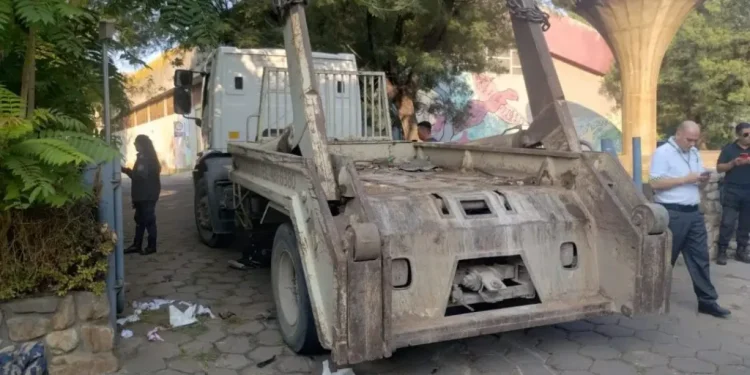 BAHIA BLANCA: El estado del motociclista que chocó con un camión es grave El joven de 19 años que se accidentó ayer por la mañana, frente a la UNS, tras chocar con un camión permanece en grave estado.