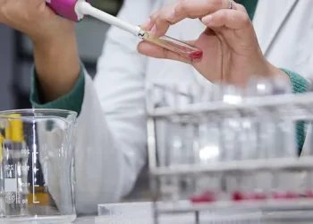 La ANMAT retiró la habilitación a ocho laboratorios e inhibió a otros dos por «incumplimientos críticos»