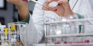 La ANMAT retiró la habilitación a ocho laboratorios e inhibió a otros dos por «incumplimientos críticos»