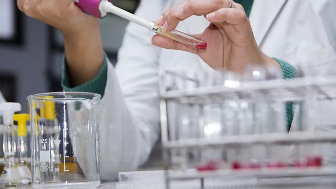 La ANMAT retiró la habilitación a ocho laboratorios e inhibió a otros dos por «incumplimientos críticos» Las medidas fueron dispuestas tras detectar faltas graves en normas de farmacovigilancia. En paralelo, organismo dispuso la prohibición del uso, comercialización y distribución de dos sistemas de stent carotídeos.