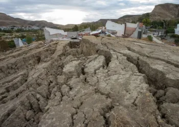 Impactantes imágenes de cómo quedó Comodoro Rivadavia tras el desplazamiento de tierra