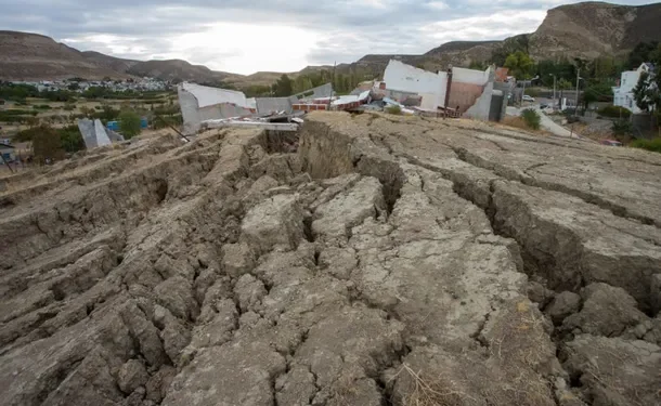 Impactantes imágenes de cómo quedó Comodoro Rivadavia tras el desplazamiento de tierra  Más de 250 familias tuvieron que abandonar sus hogares ante el movimiento del cerro Hermitte y generó gran preocupación.