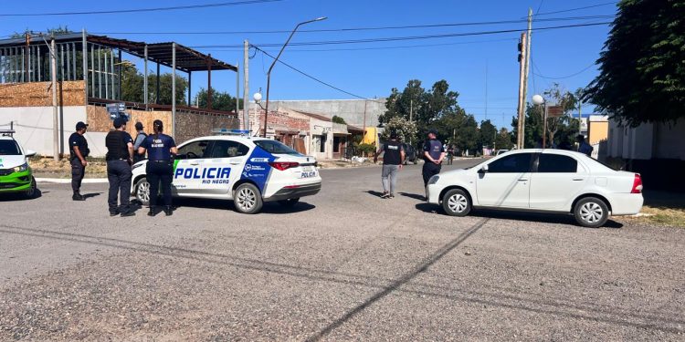 LAMARQUE: Allanamientos múltiples derivan en secuestro de armas, cannabis y animales protegidos  Una serie de allanamientos realizados por la policía de Río Negro en la tarde del martes, sobre distintos lugares urbanos y rurales de la localidad de Lamarque, arrojaron resultados positivos.