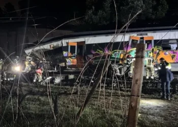Otro trágico accidente trenes en España: al menos un muerto y 15 heridos  Un tren de pasajeros impactó contra una estructura que colapsó por las lluvias en la línea R4 de Rodalies, entre Gelida y Sant Sadurní d’Anoia.