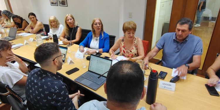 Paritarias: docentes y estatales bonaerenses rechazaron la oferta de aumento de Kicillof  Los gremios de docentes y estatales bonaerenses rechazaron el 1,5% de aumento para enero al calificarla de insuficiente. Reclaman una recomposición que permita "recuperar lo perdido en 2025".