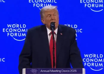 Donald Trump amenazó a Irán: «La flota está lista para actuar con violencia como en Venezuela»