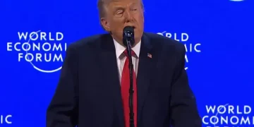 Donald Trump amenazó a Irán: «La flota está lista para actuar con violencia como en Venezuela»