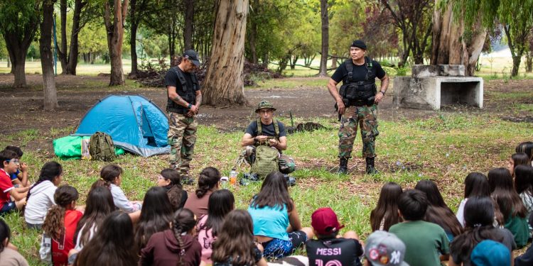 CHIMPAY: C.O.E.R de Valle Medio visitó la Colonia de Vacaciones y dejó conceptos básicos de supervivencia en naturaleza  Invitados por el Área Deportes de la Municipalidad de Chimpay, el grupo de tareas especiales C.O.E.R de la Regional IV de la Policía de Río Negro capacitó a niños y niñas, de entre 6 y 12 años de edad que participan de la Colonia de Vacaciones 2026, en conceptos básicos de supervivencia, tanto para situaciones cotidianas como para la prevención ante posibles emergencias.