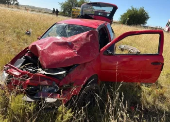 RUTA 76: Volcó un auto en el que viajaban 5 personas