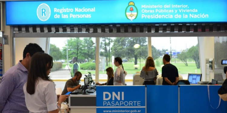 Desde febrero de 2026 regirán cambios en el DNI electrónico y el pasaporte argentino  El Gobierno nacional oficializó una actualización integral en el DNI y en el pasaporte argentino, que comenzarán a regir a partir del 1° de febrero de 2026.