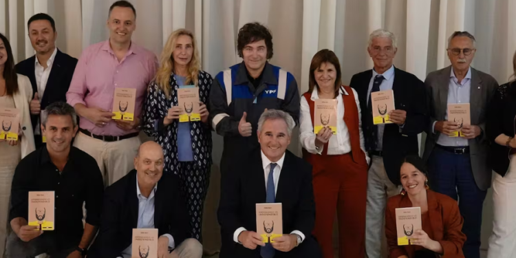 El Gobierno activó la actualización salarial para funcionarios, con cláusula fiscal y sin retroactividad  El Gobierno nacional oficializó este viernes la actualización salarial para ministros y altos funcionarios del Poder Ejecutivo y excluyó a Javier Milei y a Victoria Villarruel.