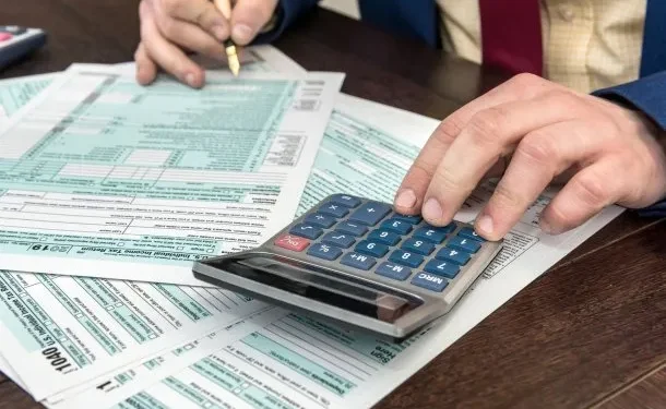 Impuesto a las Ganancias: ya rigen las nuevas categorías, escalas y mínimo no imponible  El nuevo mínimo no imponible de Ganancias quedó en $2.490.038 mensuales netos para los solteros sin hijos y en $3.302.179 para casados con dos hijos.